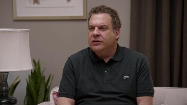 Polo negro Lacoste usado por Jeff Greene (Jeff Garlin) en Curb Your Enthusiasm (S10E08)