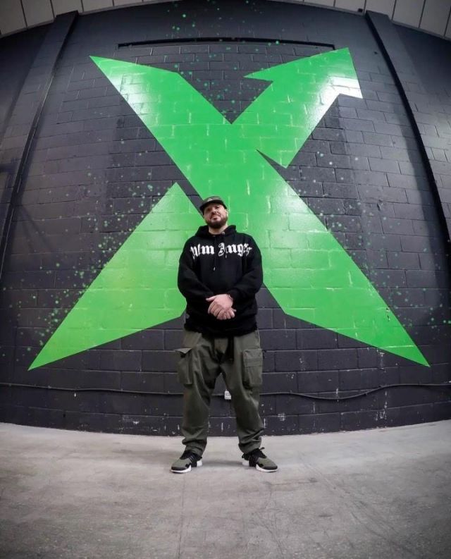 The cargo pants green worn by Tonton Gibs on his account Instagram @tonton_gibs
