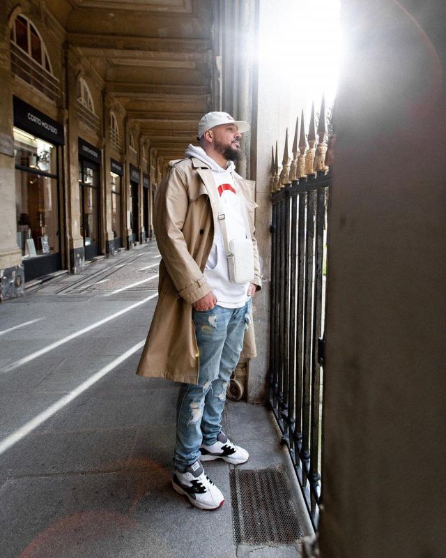 The coat's beige Tonton gibs on his account Instagram @tonton_gibs