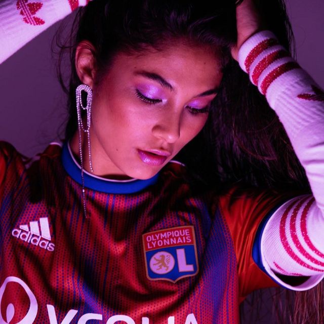 Le maillot Adidas de l'Olympique Lyonnais 19/20 porté par Chilla   sur son compte Instagram @chillaofficiel 