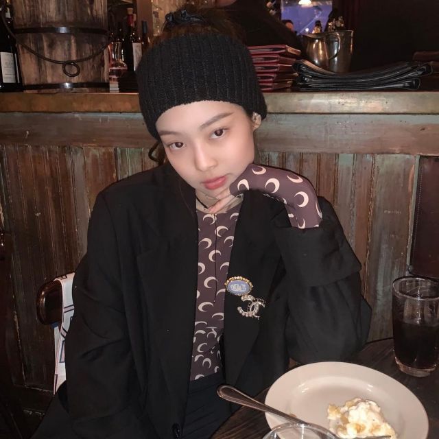 Cres­cent Moon-print Stretch-jer­sey Top of Jennie Kim on the Instagram account @jennierubyjane