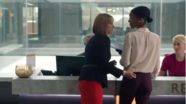 Red Pen­cil Skirt worn by Hannah Stern (Nicola Walker) in The Split Season 2 Episode 5