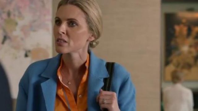 Spades Pen­dant Neck­lace worn by Fi Hansen (Donna Air) in The Split  Season 2 Episode 5