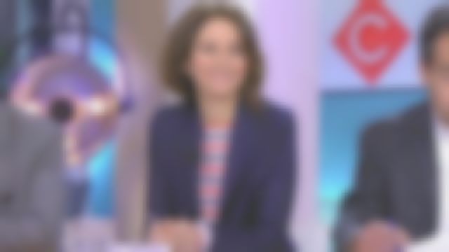 Le tee shirt droit manches longues coton rayé bleu et rouge de Marion Ruggieri dans C à Vous le 12.03.2020