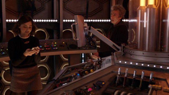 Jupe gris de Clara (Jenna Coleman) dans Doctor Who (S09E06)