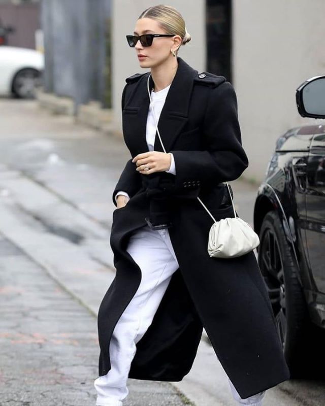 Bottega veneta White Leather Clutch Bag of Hailey Baldwin on the Instagram account @haileybieber March 12, 2020