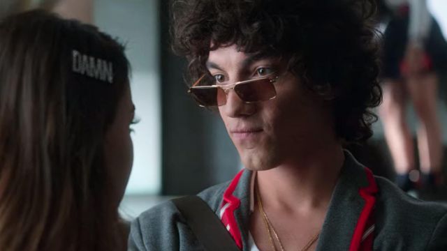 Les lunettes fines orange de Valerio (Jorge López) dans Élite (S03E01)