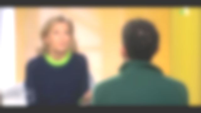 Le pull col Rond Court Bi Color Light de Claire Chazal dans Passage des Arts le 12.03.2020