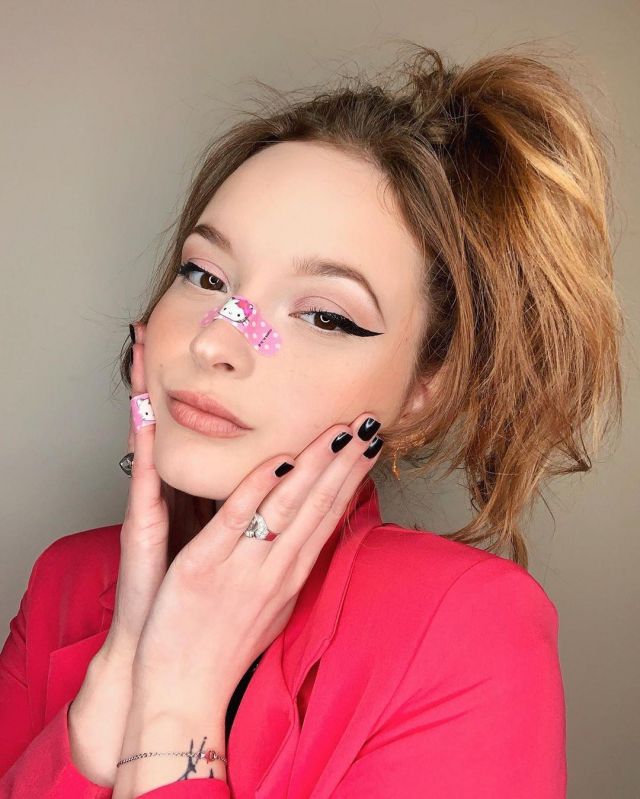 Bandages Hello Kitty Estelle on the account Instagram of @estellefitz