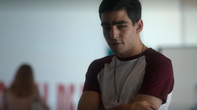T-shirt baseball white and maroon with Omar (Omar Ayuso) in Elite (S03E06)