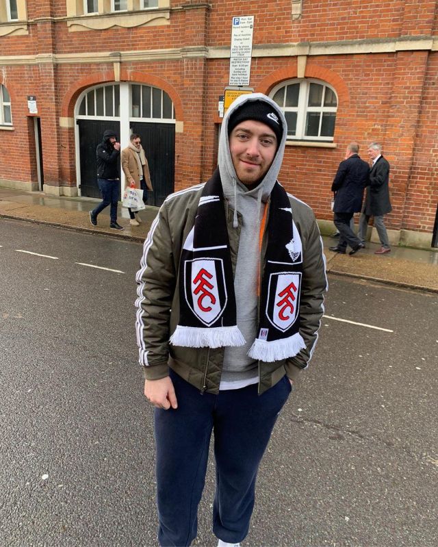 Pañuelo de Fulham usado por Sam Smith en la cuenta de Instagram @samsmith