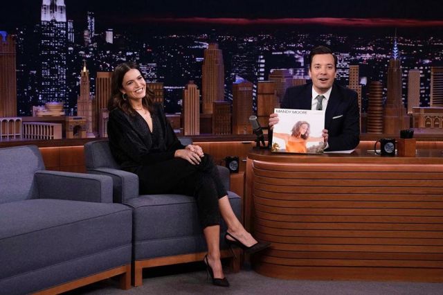 Dundas Ostinelli Jacquard Blazer porté par Mandy Moore The Tonight Show Starring Jimmy Fallon 12 Mars 2020