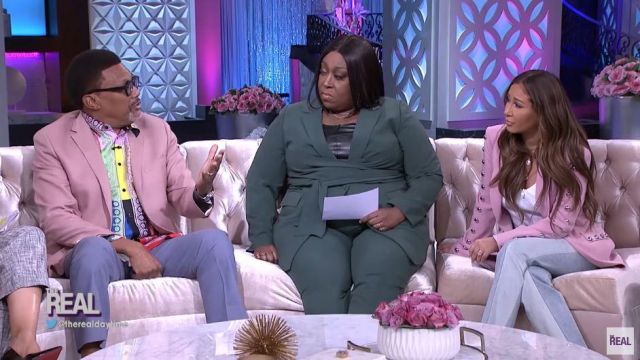 Eloquii Green Tie Waist Blaz­er worn by Loni Love on The Real March 11, 2020