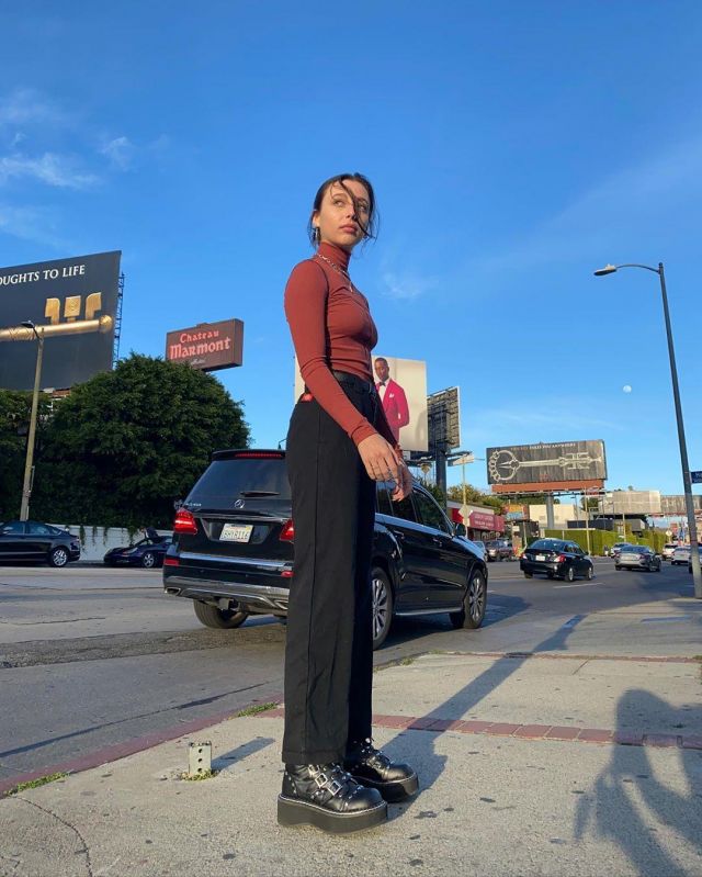 Brandy melville Black Leather Belt of Emma Chamberlain on the Instagram account @_emmachamberlain March 15, 2020