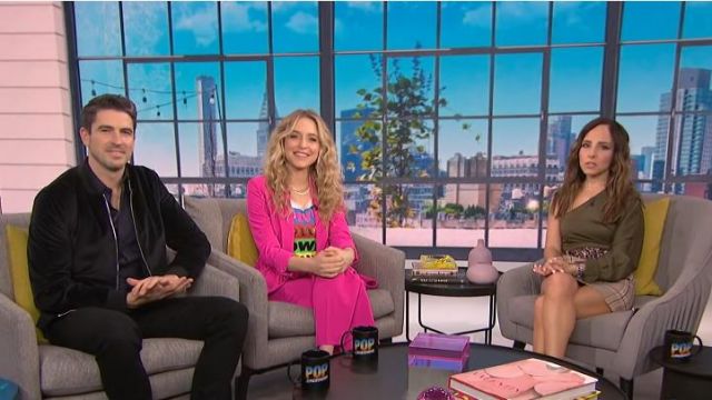 Alice + olivia Kylie Draw­string Blaz­er worn by Jenny Mollen on E! News March 11, 2020