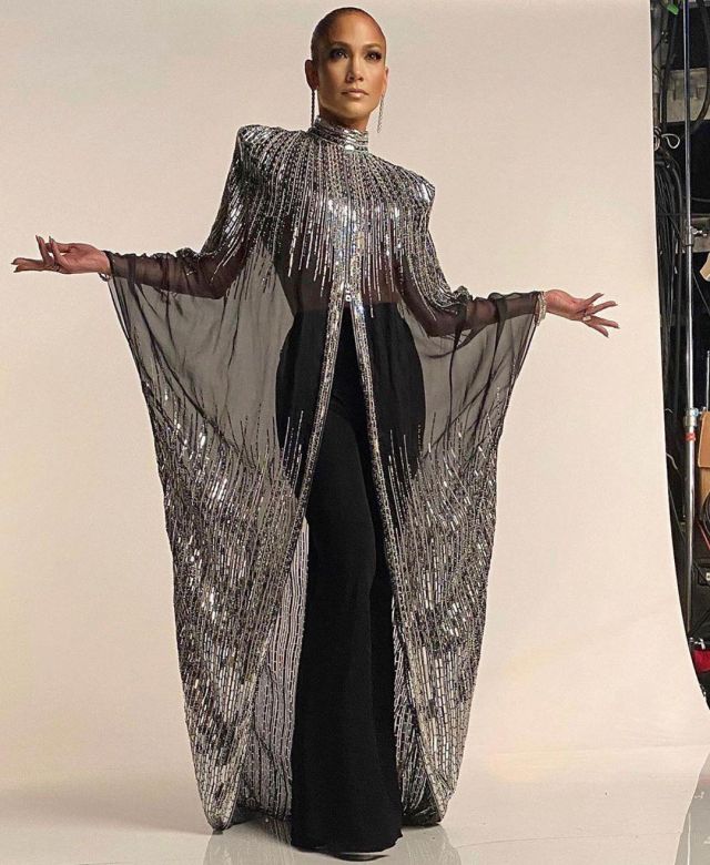Balmain Vestido caftán de lentejuelas con gasa usado por Jennifer Lopez World of Dance marzo 13, 2020