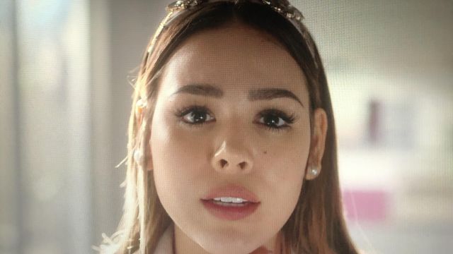 The pearl earrings worn by Read (Danna Paola) in the series Elite