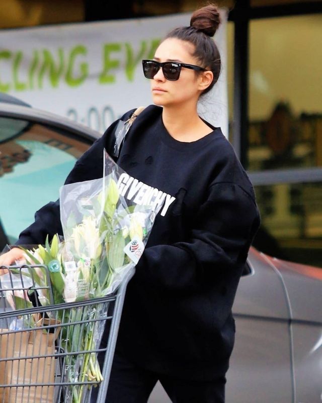 Givenchy Sweat­shirt in Black worn by Shay Mitchell Getting Groceries March 16, 2020