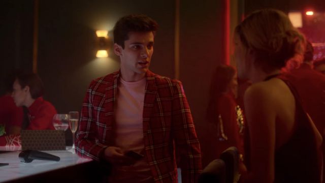 Le blazer rouge à carreaux de Polo (Álvaro Rico) dans la série Élite (Saison 2 Épisode 3)