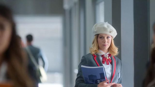 The beret in white, adorned with a jewel of Cateyana Grajera Pando (Georgina Amoros) in Elite (S03E01)