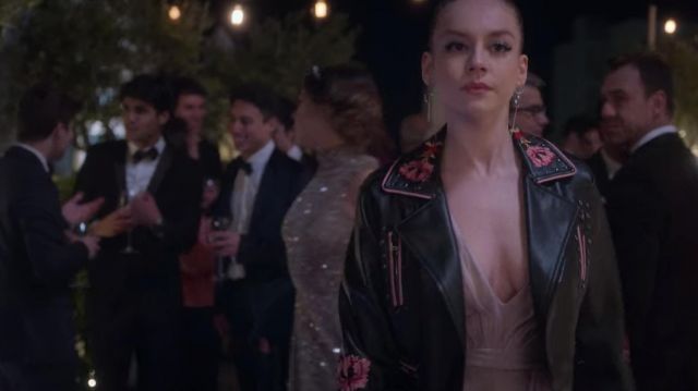 The leather biker jacket embroidered flowers worn by Carla (Ester Expósito) in the series Elite S02E07