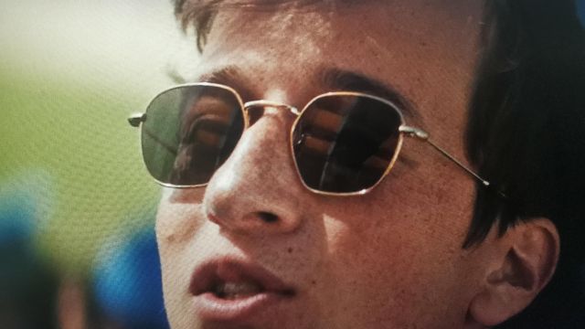 The sunglasses Jared (Skyler Gisondo) in Booksmart