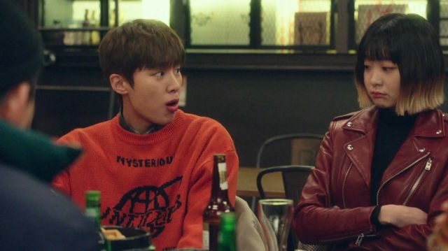 Dark Or­ange Plan­et Lo­go Pat­tern Knit Top worn by Jo Yi Seo (Kim Da-mi) in Itaewon Class Episode 6