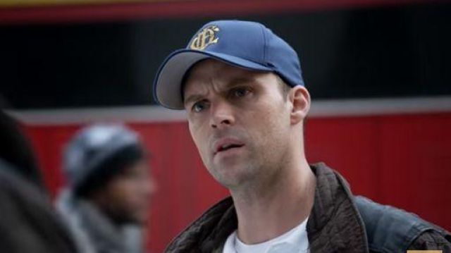 La casquette bleue portée par Matthew Casey (Jesse Spencer) dans la série Chicago Fire (Saison 6 Épisode 9)