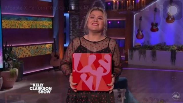 Monique Lhuillier Vestido Midi de corazón de manga larga usado por Kelly Clarkson The Kelly Clarkson Show 17 de marzo de 2020