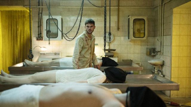 Pijama de rayas amarillas usado por J. Randolph Bentley (Jeremy Irvine) como se ve en Treadstone (Temporada 1)