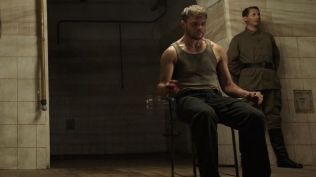 Camiseta sin mangas gris usada por J. Randolph Bentley (Jeremy Irvine) como se ve en Treadstone (S01E01)