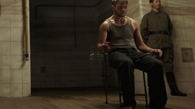 Pantalones negros usados por J. Randolph Bentley (Jeremy Irvine) como se ve en Treadstone (S01E01)