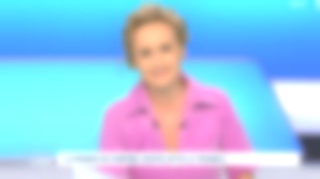 El traje de cinturón lila de Caroline Roux en C dans l'air el 18.03.2020