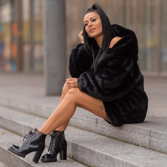 Ankle boots with lace-up painted by Shanna Kress on the account Instagram of @shannakress83