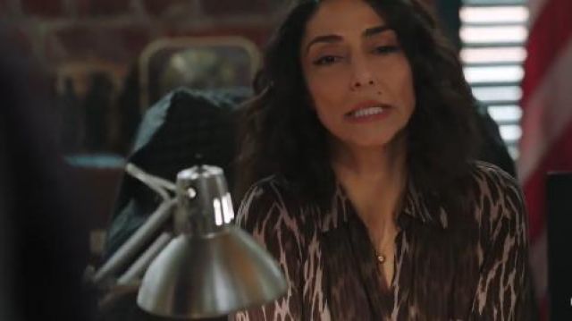 Blusa leopardo usada por la agente especial Hannah Khoury (Necar Zadegan) en NCIS: New Orleans Temporada 6 Episodio 16