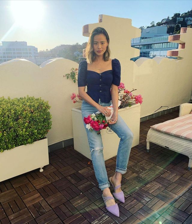 Ann Taylor Bellamy Lanières en Daim Diapositives porté par Jamie Chung Instagram 12 Mars 2020