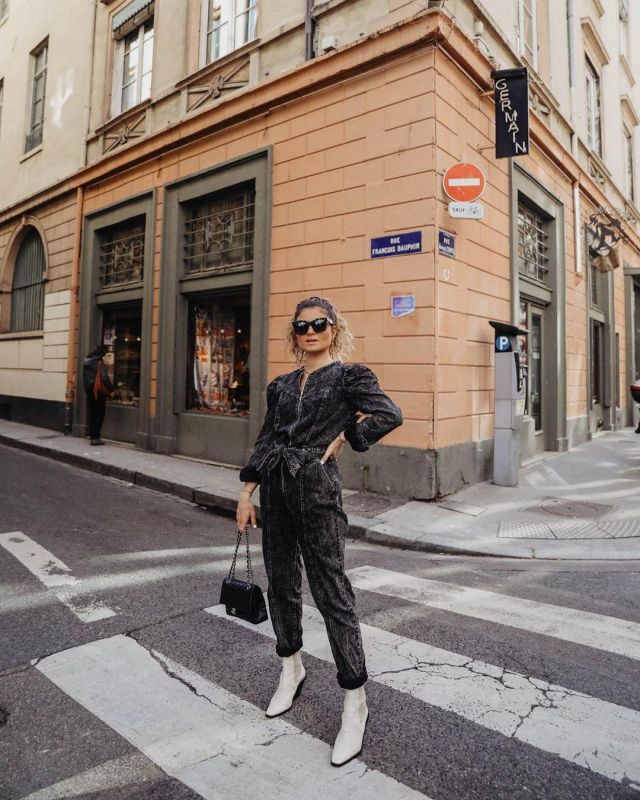 La combinaison en jean noir portée par Marie sur le compte Instagram de @marieandmood