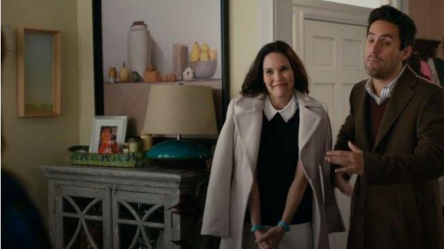 Envelopper Manteau porté par Viv (Leslie Bibb) dans American Housewife Saison 4, Épisode 14