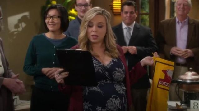 Wrap Robe de Maternité porté par Kristin Baxter (Amanda Fuller) dans Last Man Standing Saison 8 Épisode 15