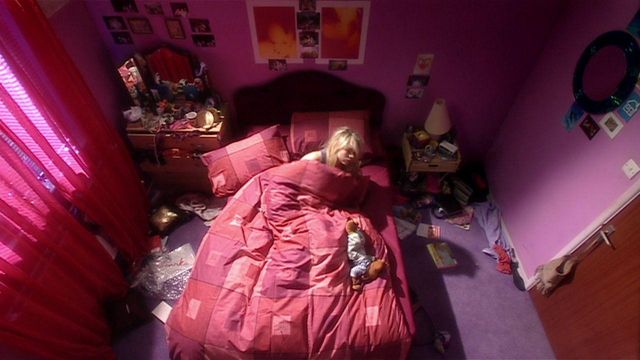 Pink Pillowcases of Rose Tyler (Billie Piper) in Doctor Who (S01E01)
