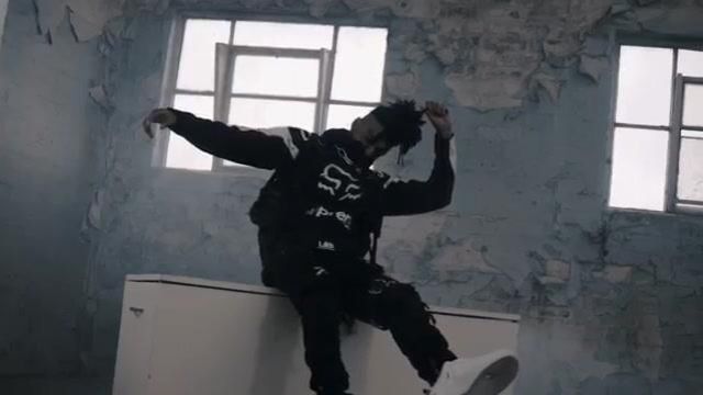 The jacket tactical worn by Scarlxrd in his clip HEAD GXNE. 