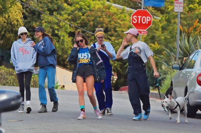 D. A. R. E Résister tee porté par Ashley Benson Los Angeles le 17 Mars 2020