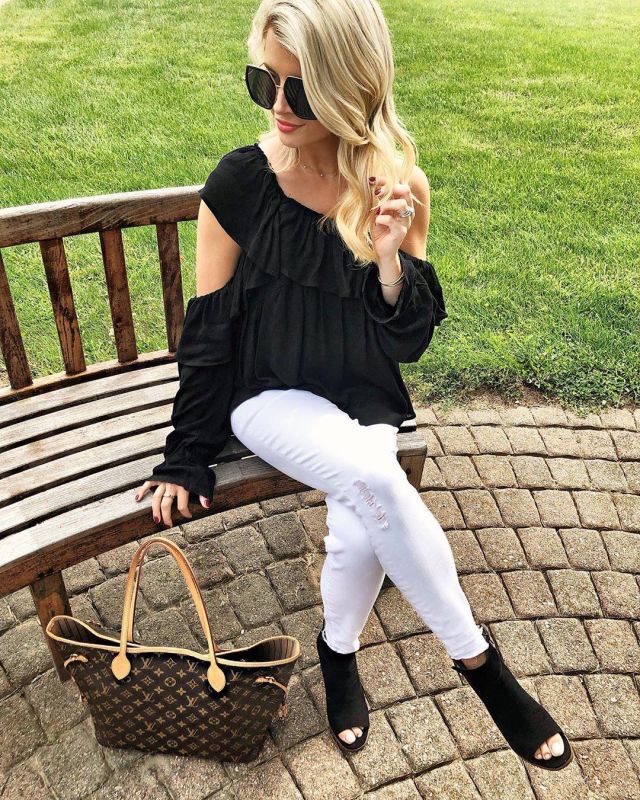Slim Cuffed Jeans of Ali Smith on the Instagram account @alismithstyle