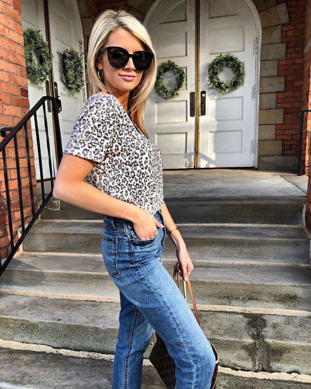 Crop Mom Jeans of Ali Smith on the Instagram account @alismithstyle