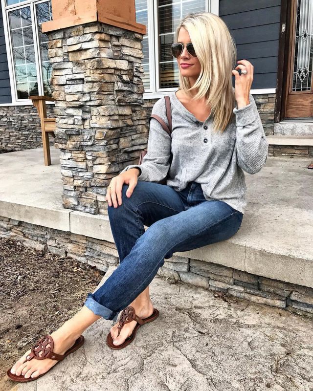 Cozy Ribbed Hen­ley of Ali Smith on the Instagram account @alismithstyle