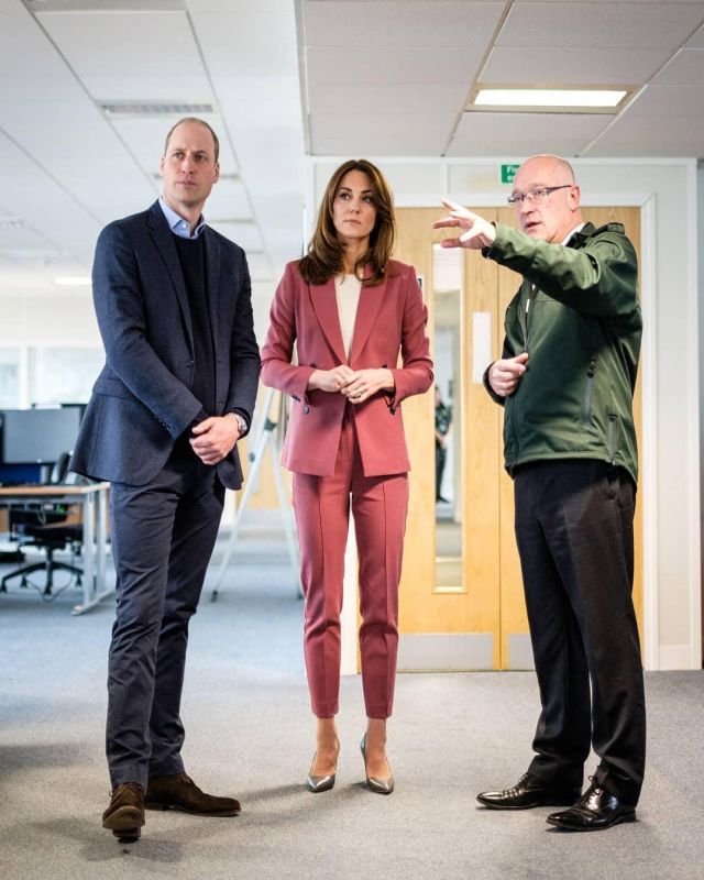 Autographe Mélange de Laine Pantalon porté par Kate Middleton, à Londres Centre Ambulancier 20 Mars 2020