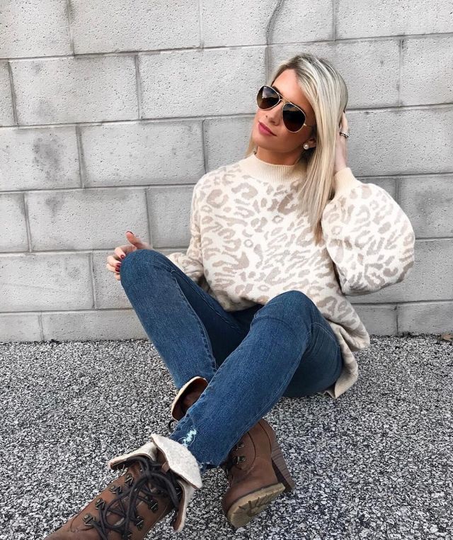 High Waist Distressed Jeans of Ali Smith on the Instagram account @alismithstyle