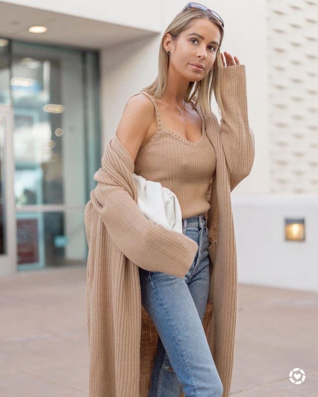 Camel Cardi­gan of Candice Mathis on the Instagram account @collectivelycandice