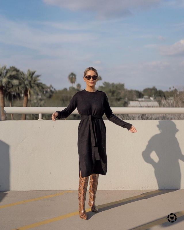 Long Sleeve Mi­di Dress of Candice Mathis on the Instagram account @collectivelycandice