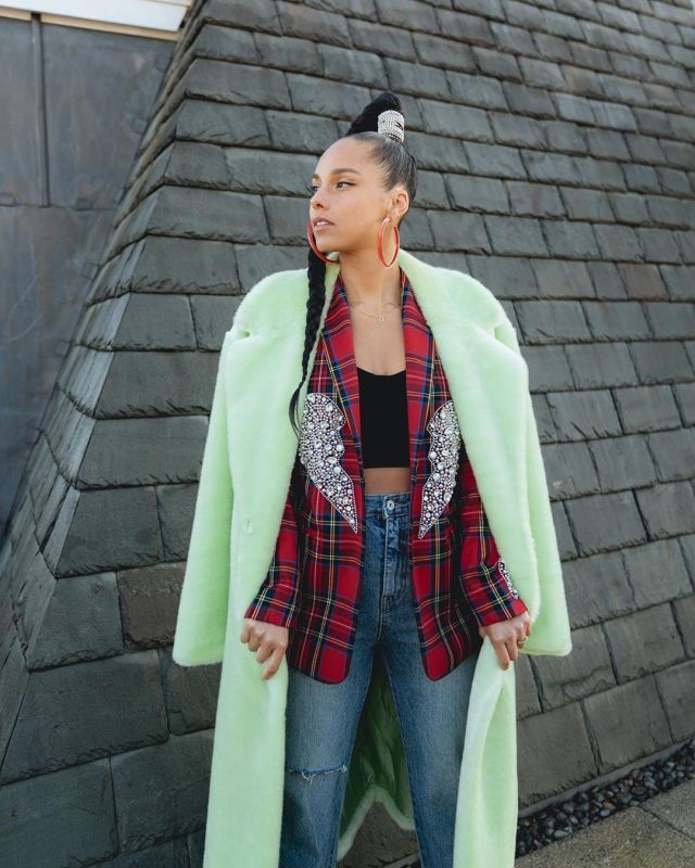 Vert Tibi Surdimensionné Faux Manteau de Fourrure porté par Alicia Keys sur l'Instagram account @aliciakeys